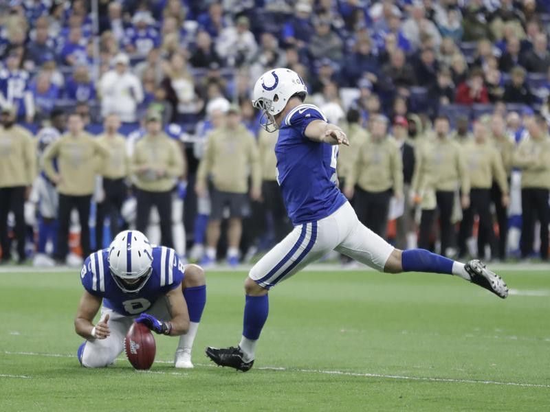 Indianapolis Colts kicker Adam Vinatieri boots 34-yard field goal