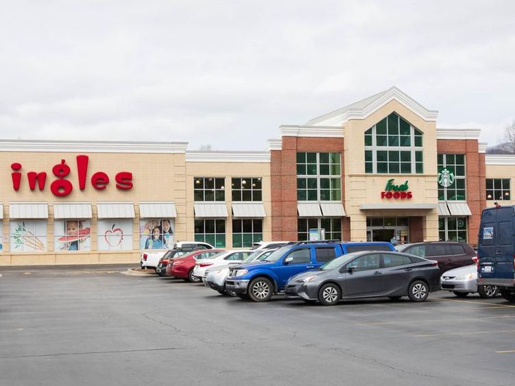 Ingles Supermarket, exterior and parking lot