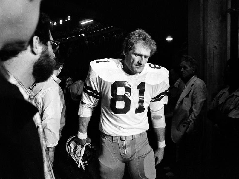 Jackie Smith walks off the field in Super Bowl XIII