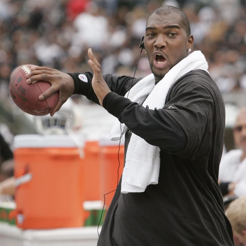 JaMarcus Russell in throwing position