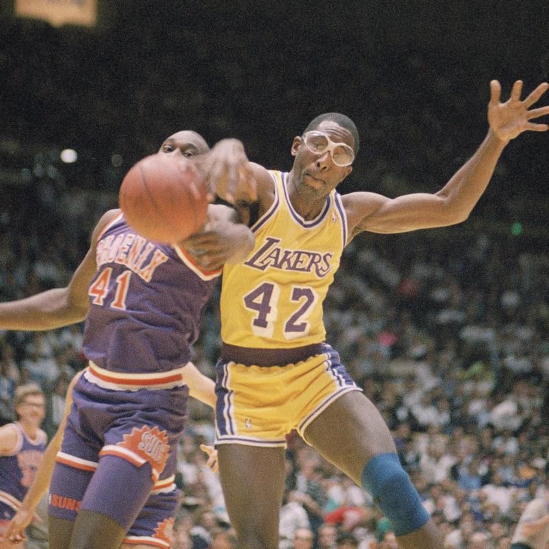 James Worthy and Mark West battle for the ball