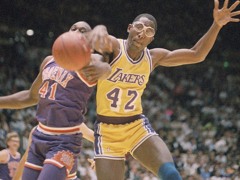 James Worthy and Mark West battle for the ball