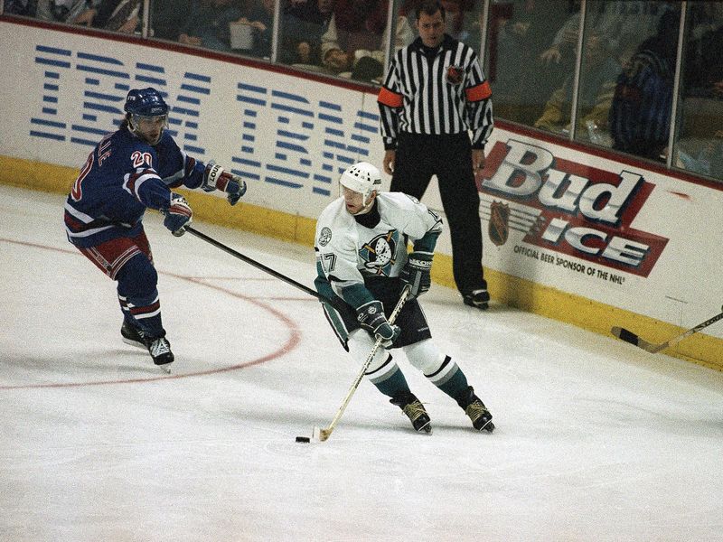 Jari Kurri and Luc Robitaille against one another