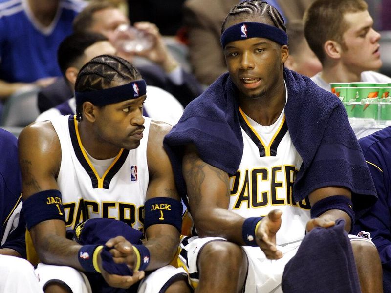 Jermaine O'Neal talks on the Pacers bench with Stephen Jackson