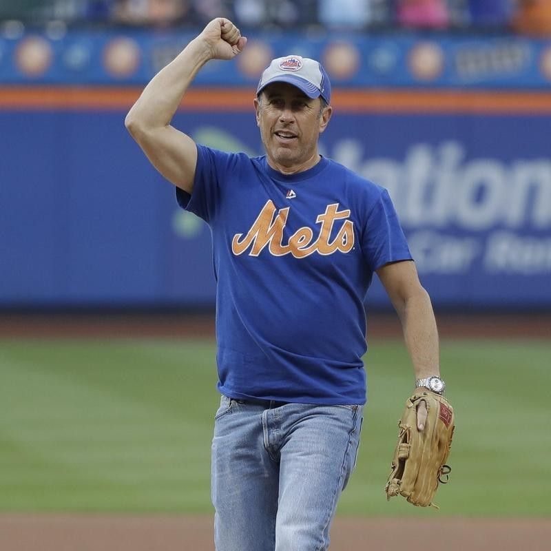 Jerry Seinfeld throws out ceremonial first pitch at New York Mets game