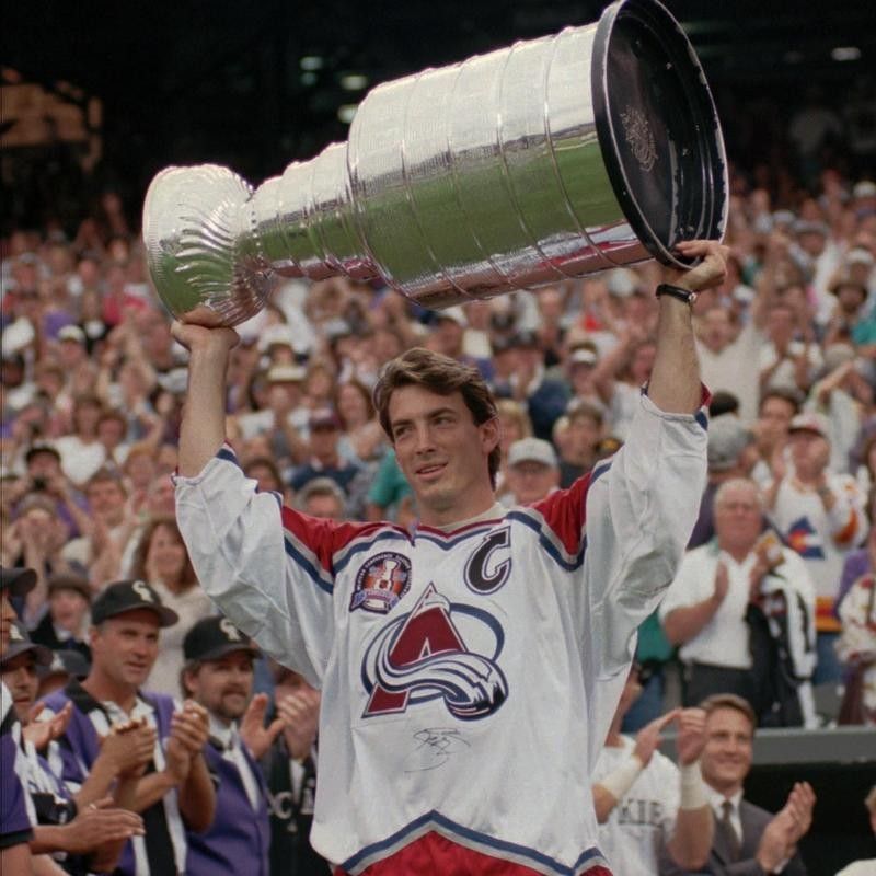 Joe Sakic holds up Stanley Cup over head