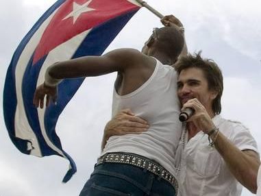 Juanes con la bandera de Cuba