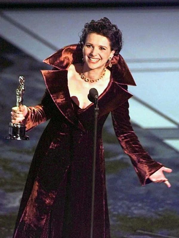 Juliette Binoche receiving her Oscar