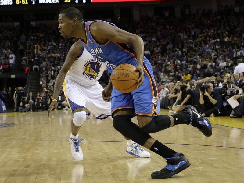Kevin Durant headed to the basket