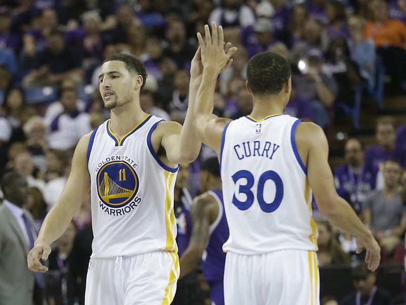 Klay Thompson and Stephen Curry high five