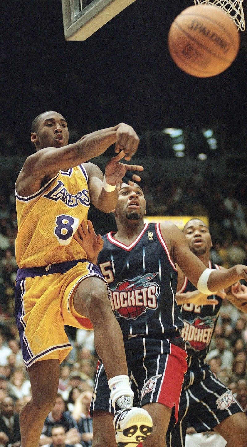 Kobe Bryant passing