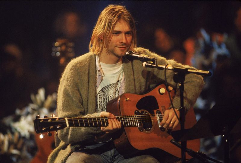 Kurt Nirvana playing guitar for Nirvana's "Unplugged"