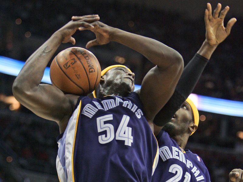 Kwame Brown grabs rebound for Memphis Grizzlies