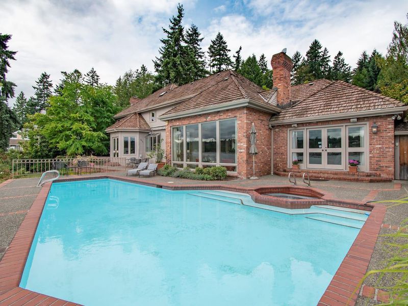 Lake Washington Airbnb with pool