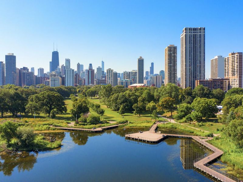 Lincoln Park neighborhood with Chicago skyline