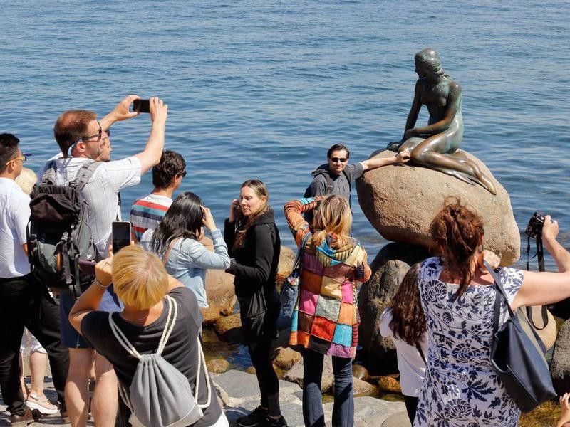 Little Mermaid statue and tourists
