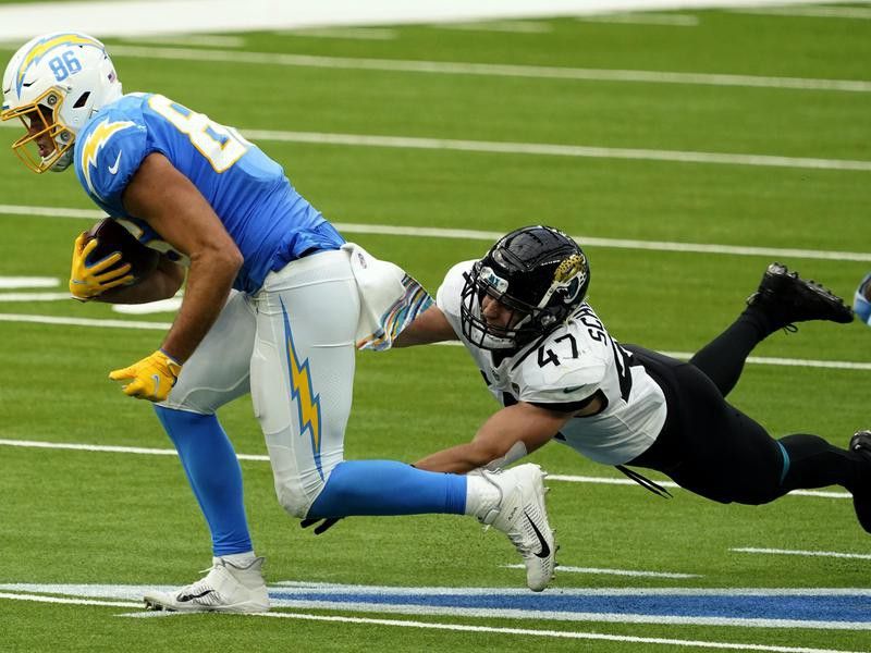 Los Angeles Chargers tight end Hunter Henry makes catch against Joe Schobert