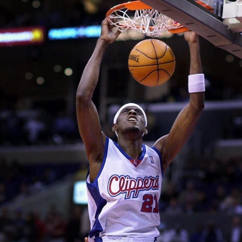 Los Angeles Clippers' Darius Miles dunks