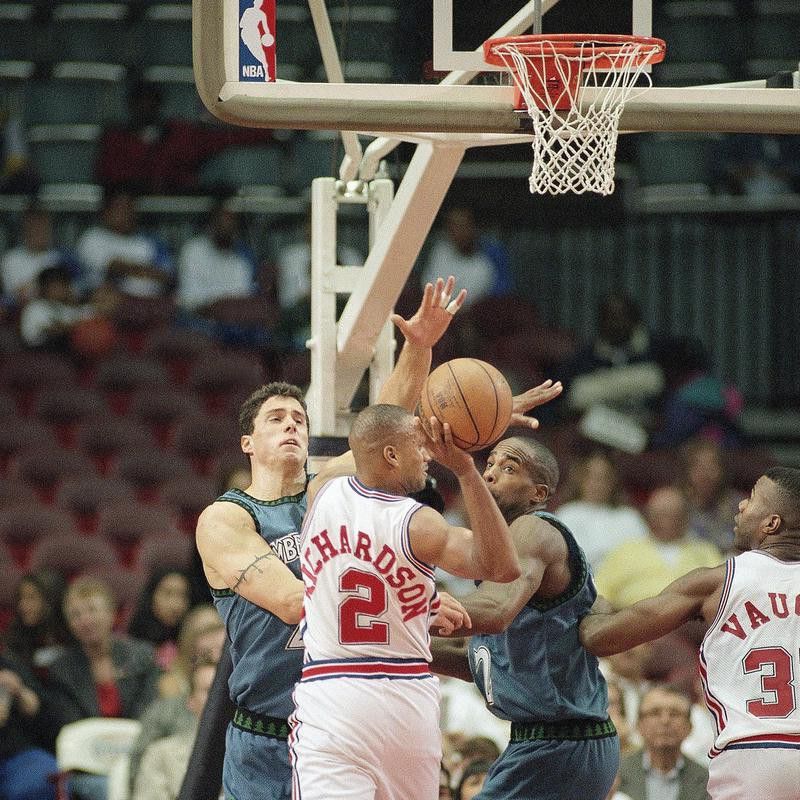 Los Angeles Clippers guard Pooh Richardson tries to get rid of ball