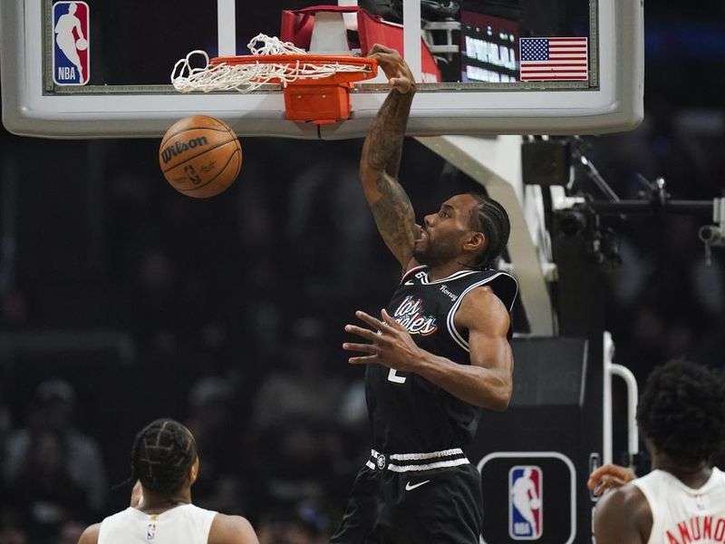 Los Angeles Clippers' Kawhi Leonard dunks