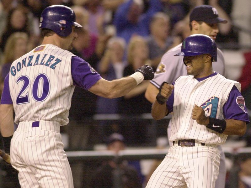 Luis Gonzalez shakes hands with Tony Womack,
