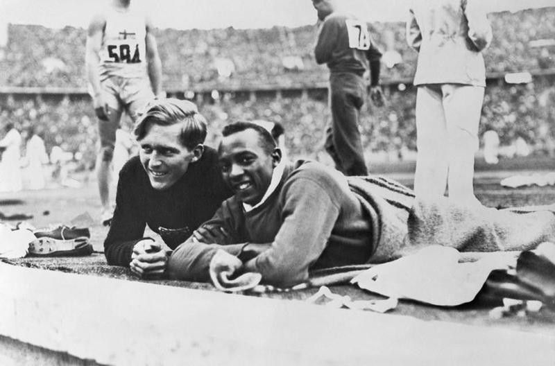 Luz Long and Jesse Owens laying on blanket