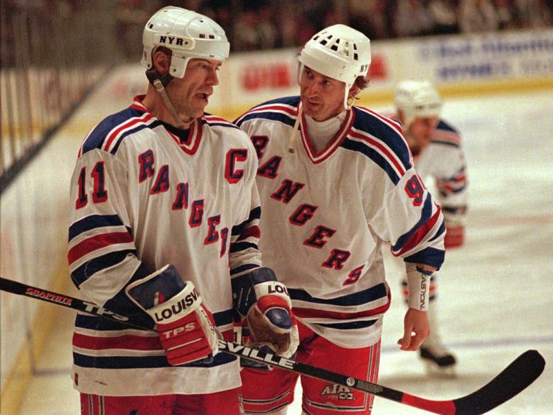 Mark Messier and Wayne Gretzky plan their moves