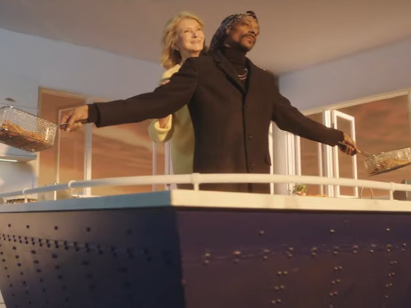 Martha and Snoop recreate the scene from 'Titanic'