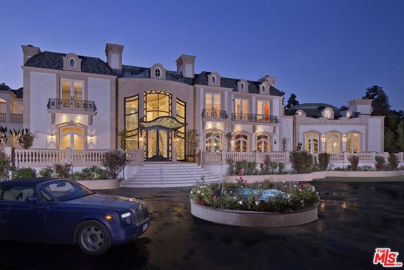 Massive modern mansion in Beverly Hills