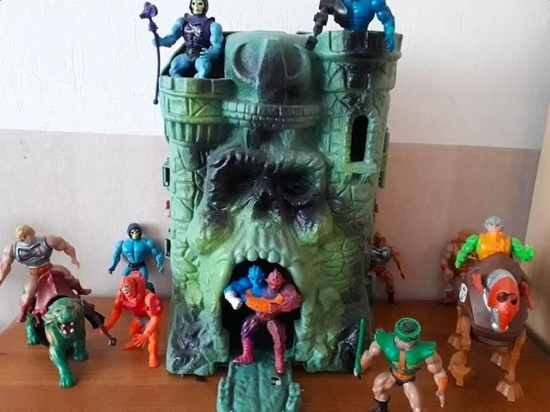 Masters of the Universe Castle Grayskull with action figures