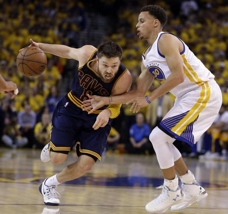 Matthew Dellavedova drives on Golden State Warriors guard Stephen Curry