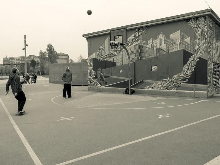 Men playing basketball at Gleisdreieck Park