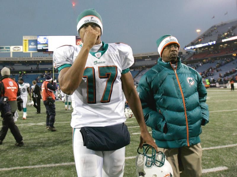 Miami Dolphins quarterback Cleo Lemon walks off field dejected