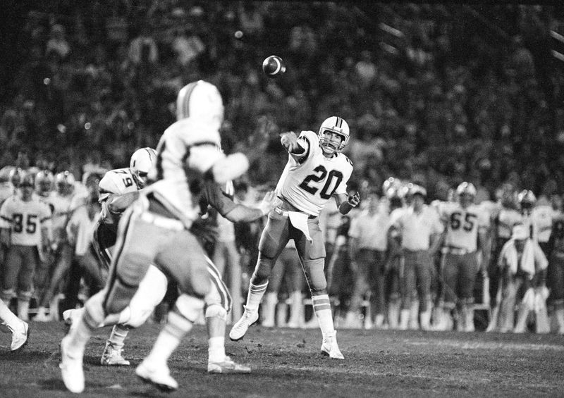 Miami quarterback Bernie Kosar throwing