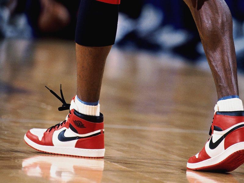 Michael Jordan wearing Nike Air Jordans I in 1998