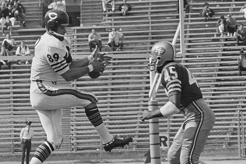 Mike Ditka catches a pass with the Chicago Bears in 1964