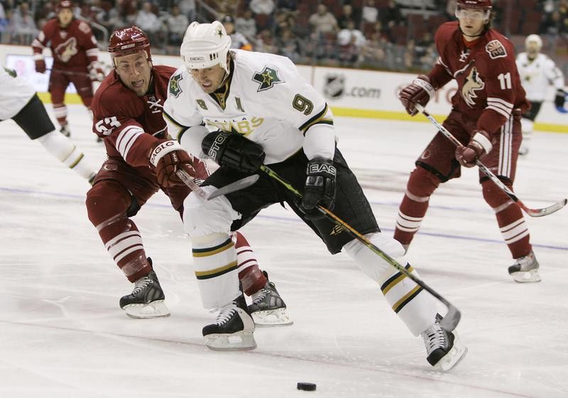 Mike Modano against the Phoenix Coyotes
