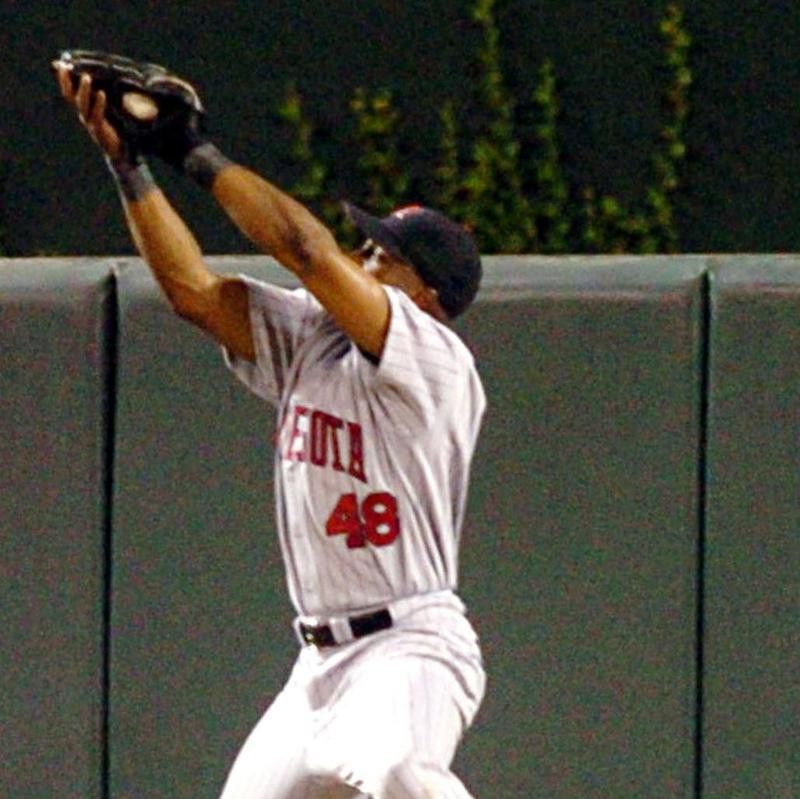 Minnesota Twins center fielder Torii Hunter makes leaping catch