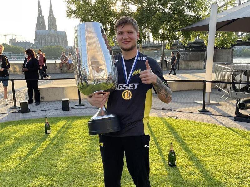 Natus Vincere player holding trophy