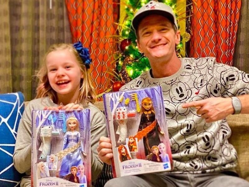 Neil Patrick Harris holds up "Frozen" dolls with daughter