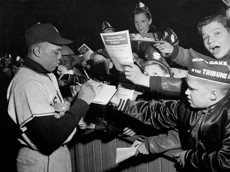 New York Giants center fielder Willie Mays signing autographs