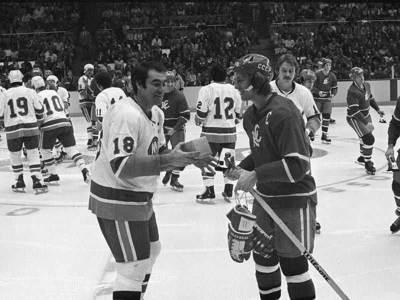 New York Islanders Ed Westfall and Soviet Wings' Sergei Bobinov exchange gifts