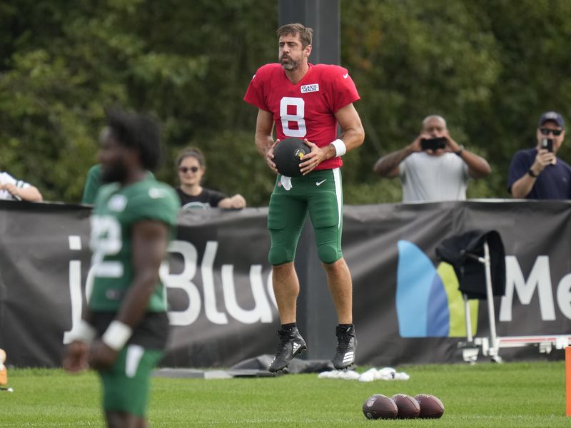 New York Jets quarterback Aaron Rodgers warms up