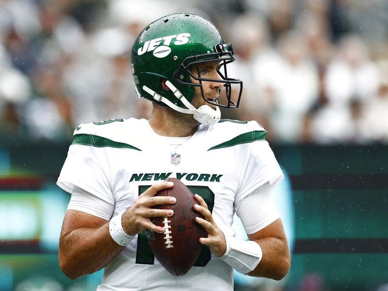 New York Jets quarterback Joe Flacco throwing