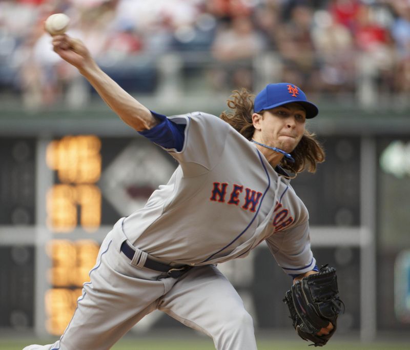 New York Mets pitcher Jacob deGrom delivers
