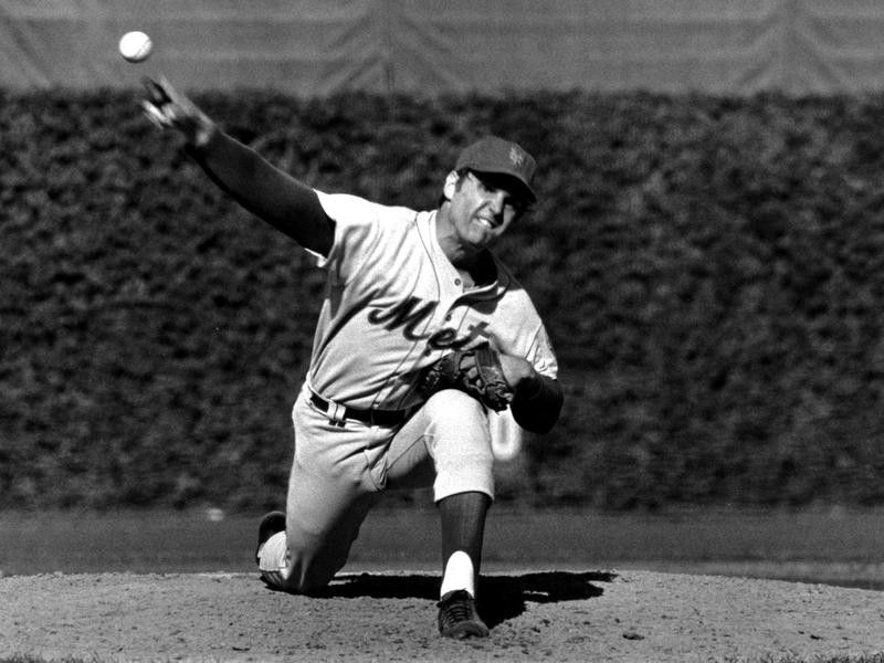 New York Mets pitcher Tom Seaver pitches against Chicaco Cubs