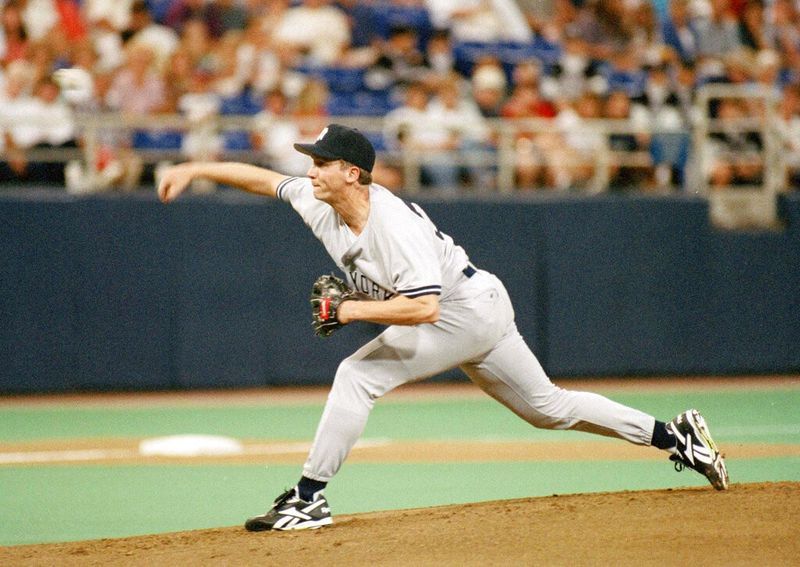 New York Yankees pitcher David Cone pitches