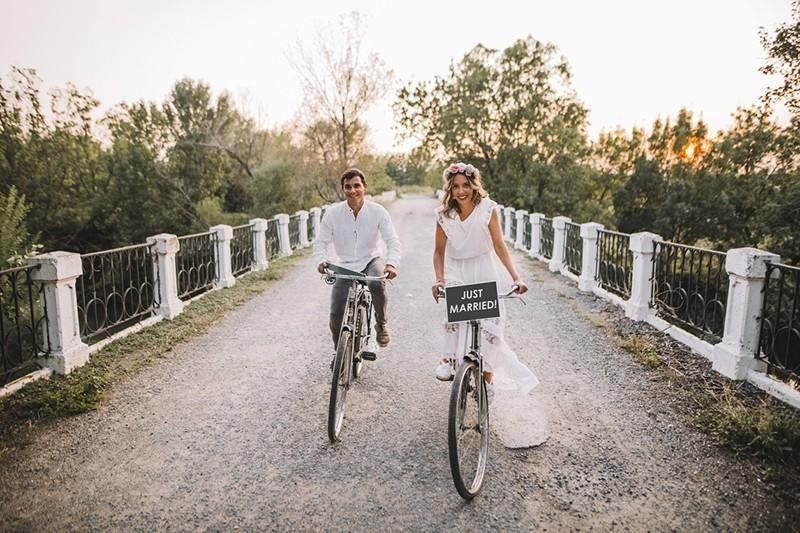 newlyweds on bikes