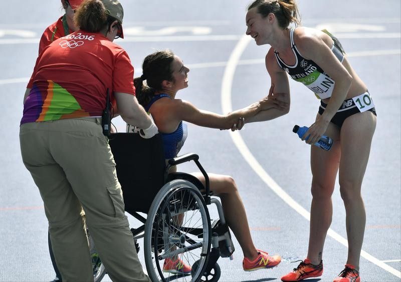 Nikki Hamblin greets Abby D'Agostino of the US after helped in women's 5000- meter heat at Rio Olympics