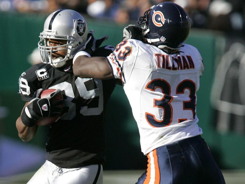 Oakland Raiders wide receiver Ronald Curry carries ball